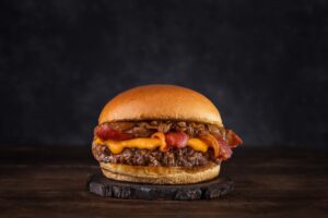 T.T Burger apresenta novo sabor de hambúrguer Bacon Cheddar Melt.t. Gastronomia