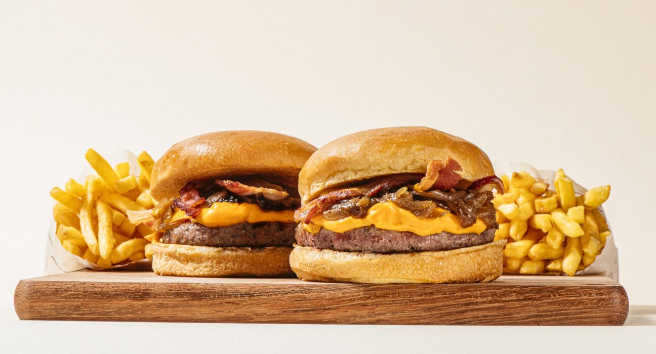 T.T Burger apresenta novo sabor de hambúrguer Bacon Cheddar Melt.t. Gastronomia