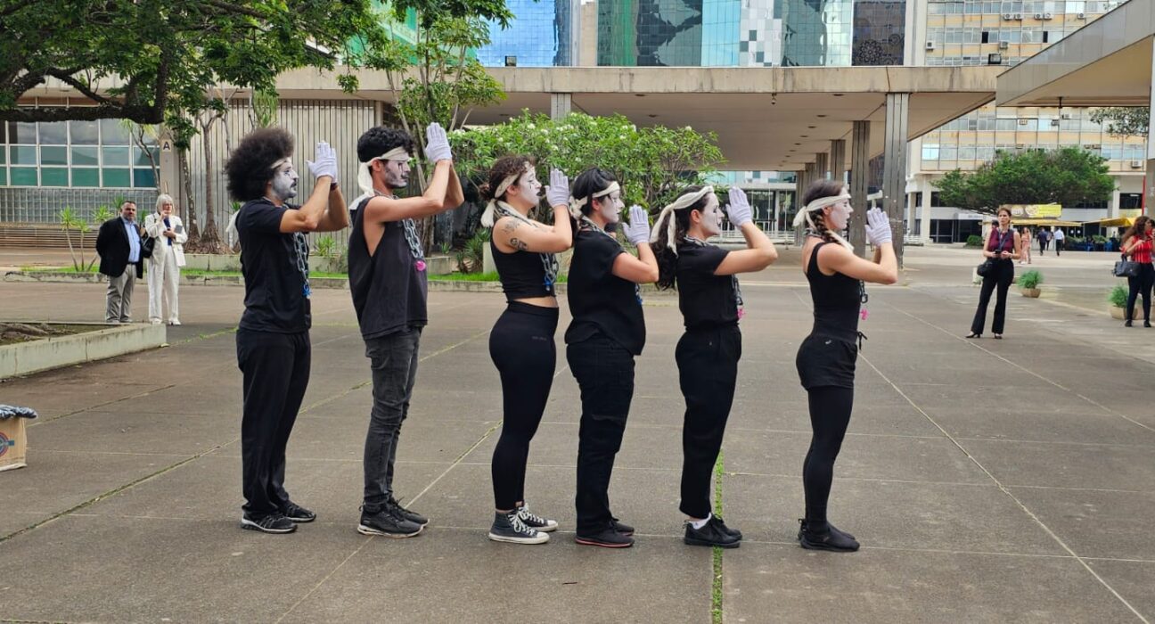 Força-tarefa global realiza intervenção artística em Brasília para chamar a atenção para o sequestro e deportação de crianças durante conflito de guerra na Ucrânia Geral