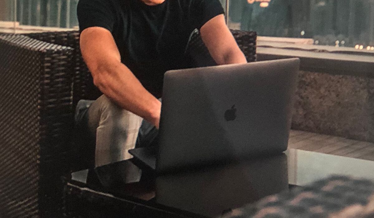 De vendedor de balas a empresário internacional: a jornada de sucesso de Thiago Finch no marketing digital Geral