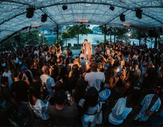 Davi Quaresma comemora aniversário com gravação de novo audiovisual em show à beira da Lagoa Rodrigo de Freitas Rio de janeiro