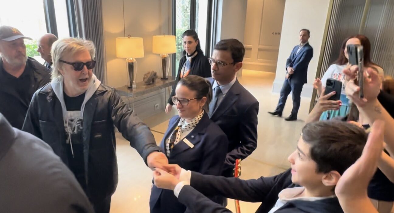 Paul McCartney reconhece mini Paul brasileiro e diz “I Love You” para ele Música