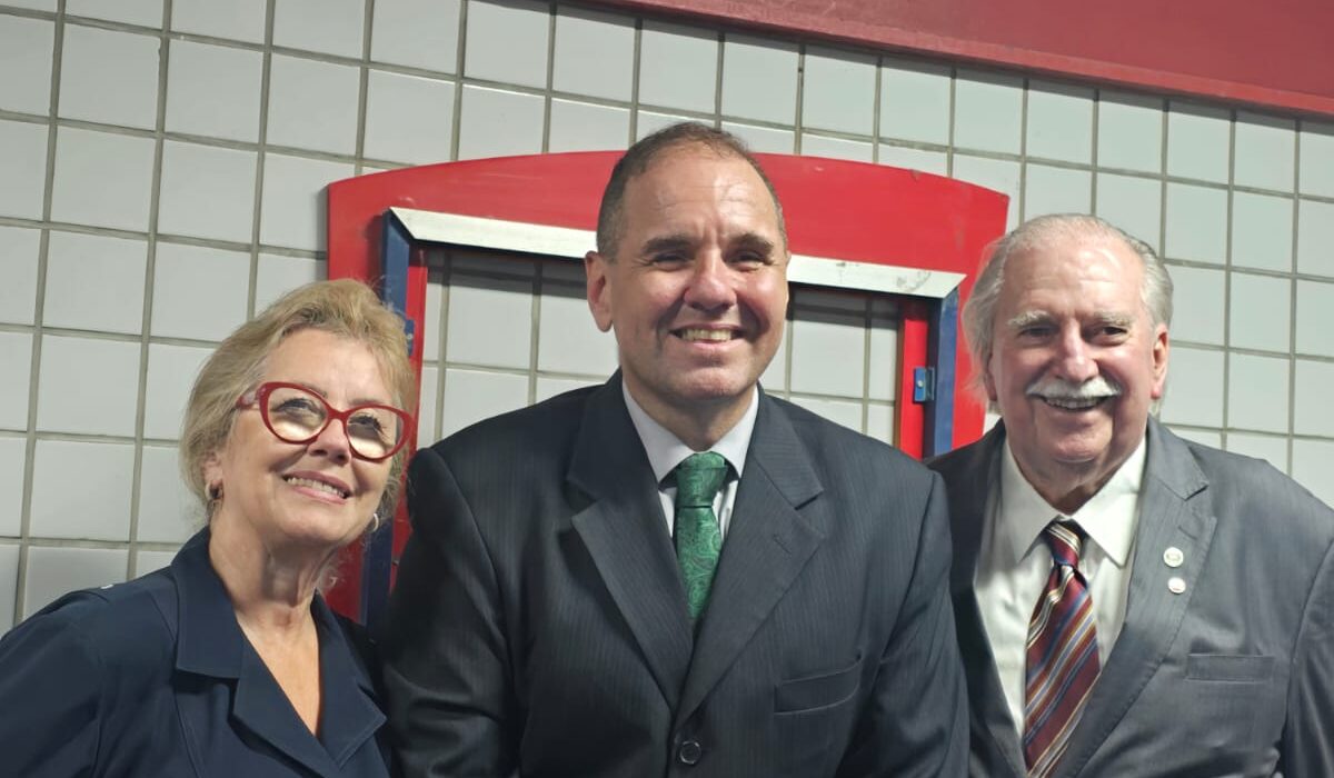 Livro: "Adolescentes em conflito com a lei" Rio de janeiro