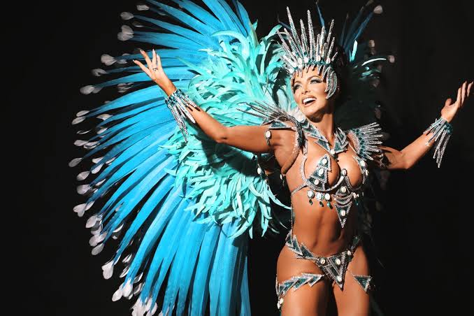 Carla Prata aposta em conforto e estilo no primeiro ensaio de rua da Tucuruvi Colunismo Social