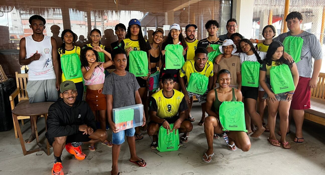 Crianças em situação de vulnerabilidade social recebem doação de kits de material escolar Geral