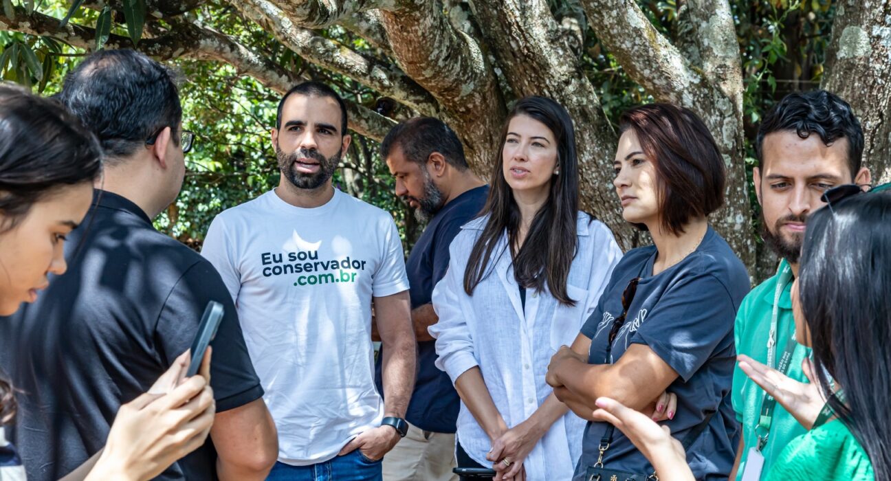 Deputada Federal Bia Kicis, Deputado Distrital Manzoni e Michelle Bolsonaro celebram aniversário da Associação de Surdos do Gama Política