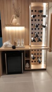 Adegas e cristaleiras dão charme ao ambiente Decoração