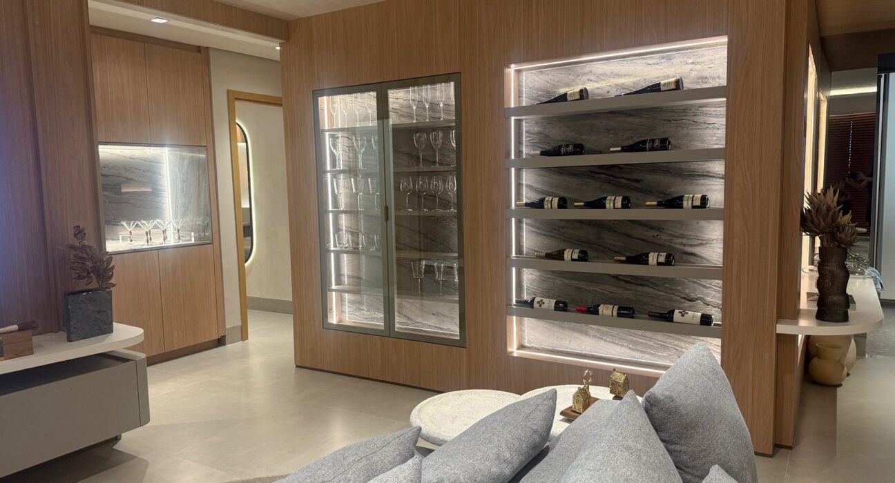 Adegas e cristaleiras dão charme ao ambiente Decoração