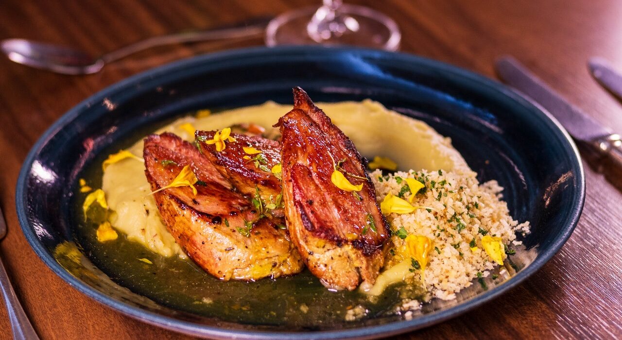 Os pratos principais, no Almoço da Julieta de Serpa. Rio de janeiro