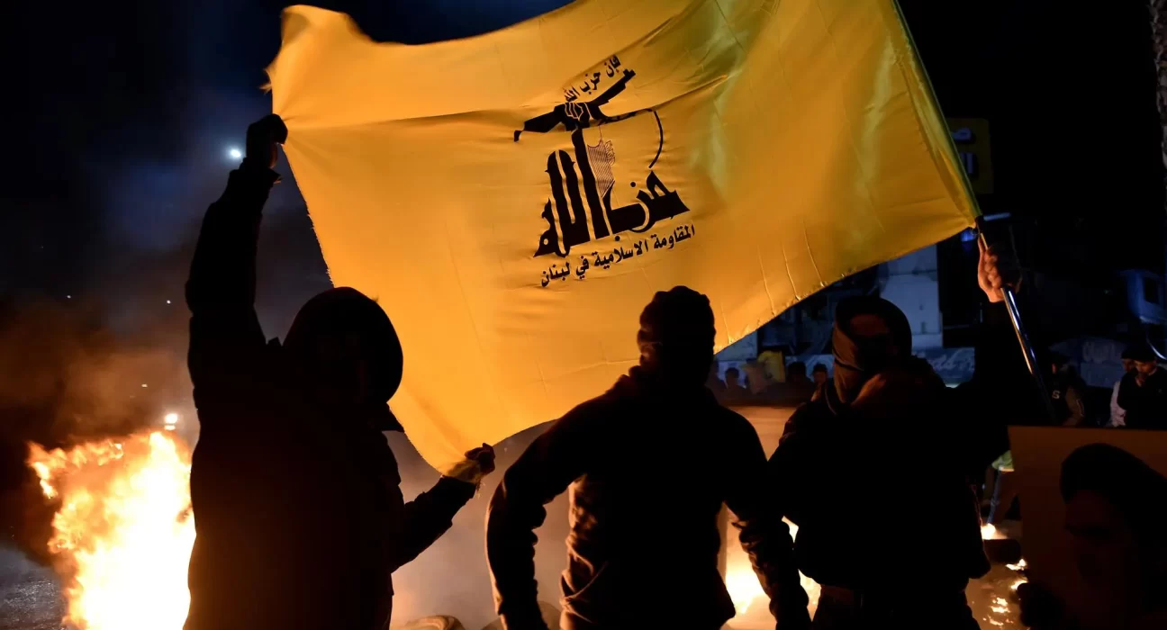 Apoiadores do Hezbollah com bandeira do grupo terrorista em protesto em frente à entrada do Aeroporto Internacional Rafic Hariri em Beirute, Líbano (Foto: EFE/EPA/WAEL HAMZEH)
