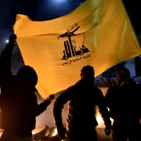 Apoiadores do Hezbollah com bandeira do grupo terrorista em protesto em frente à entrada do Aeroporto Internacional Rafic Hariri em Beirute, Líbano (Foto: EFE/EPA/WAEL HAMZEH)