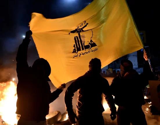 Apoiadores do Hezbollah com bandeira do grupo terrorista em protesto em frente à entrada do Aeroporto Internacional Rafic Hariri em Beirute, Líbano (Foto: EFE/EPA/WAEL HAMZEH)