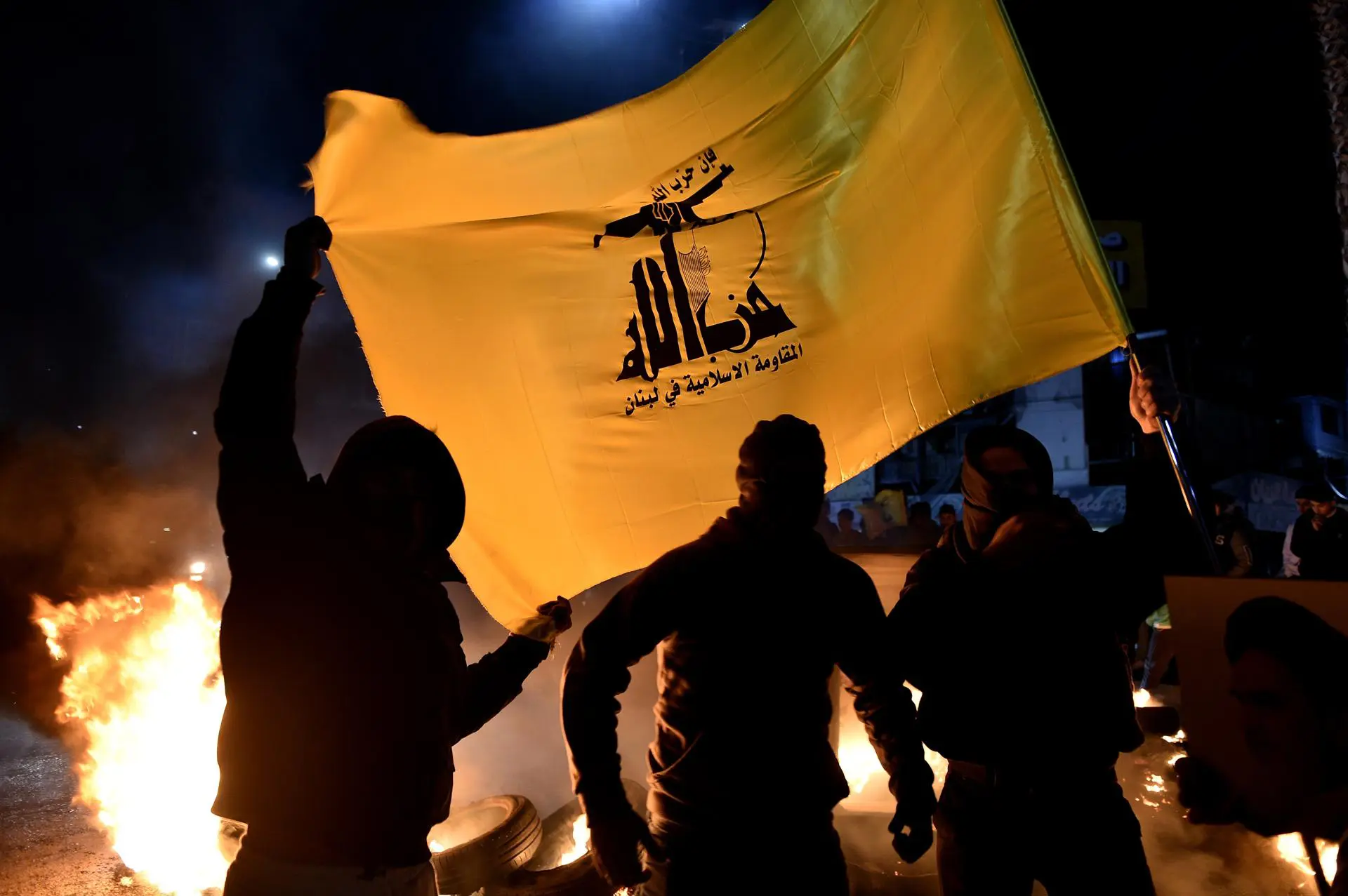 Apoiadores do Hezbollah com bandeira do grupo terrorista em protesto em frente à entrada do Aeroporto Internacional Rafic Hariri em Beirute, Líbano (Foto: EFE/EPA/WAEL HAMZEH)