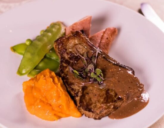 Bife de Chorizo com purê de abóbora e palmito grelhado no presunto agro