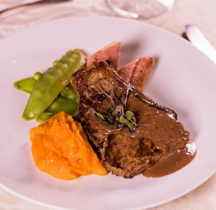 Bife de Chorizo com purê de abóbora e palmito grelhado no presunto Rio de janeiro