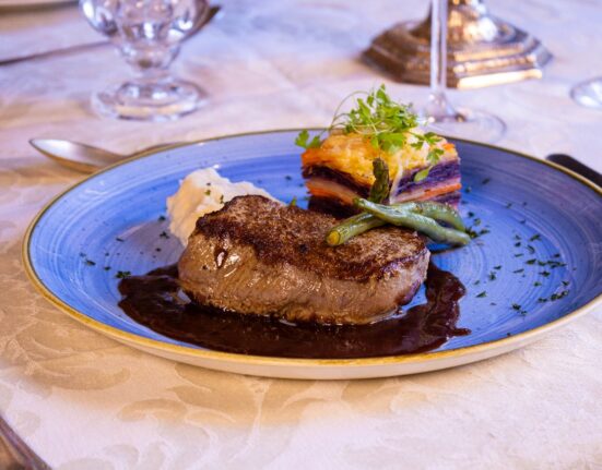 Mignon com mil folhas de legumes, no Jantar Romântico Rio de janeiro