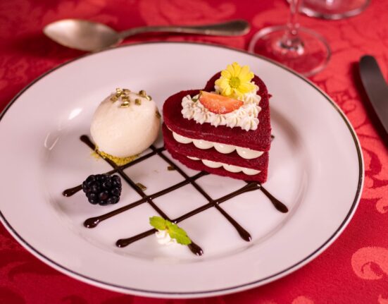 Bolo Red Velvet com sorvete de queijo, no cardápio dos Namorados. Gastronomia