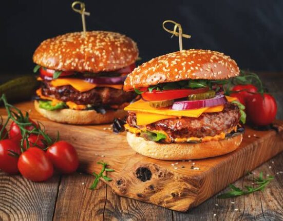 Chef de cozinha ensina receita para celebrar o Dia Mundial do Hambúrguer Rio de janeiro