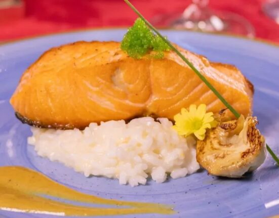 Salmão com risoto siciliano, no Cardápio dos Namorados Gastronomia