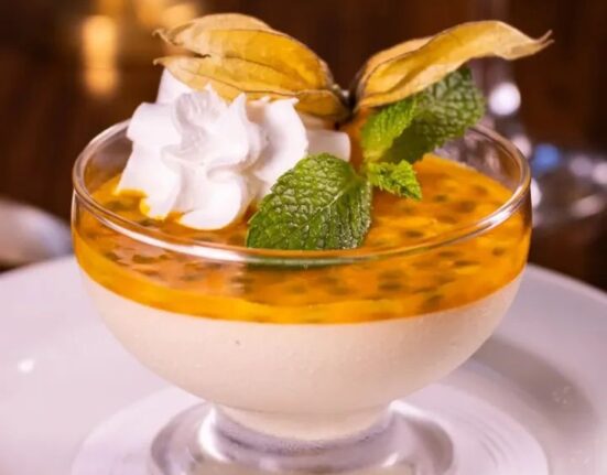 Flan de iogurte e geleia de maracujá, no Almoço Executivo Gastronomia