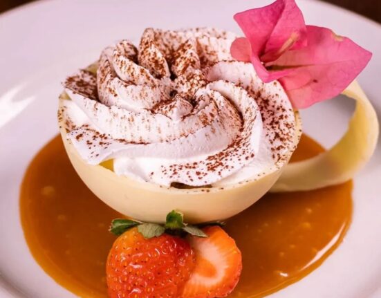 Xícara de chocolate branco, no Almoço Executivo da Julieta de Serpa Caesb