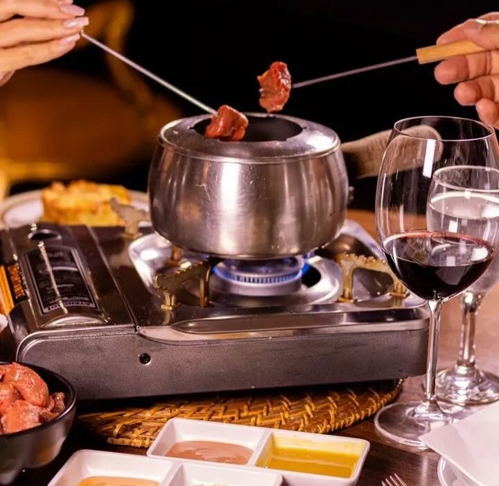 Fondue de Carne com batata Rostie, na Julieta de Serpa Rio de janeiro
