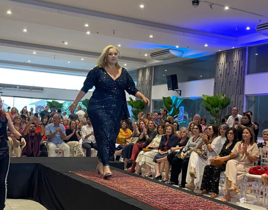 Jackeline Lima desfila por causa nobre em Niterói Eventos