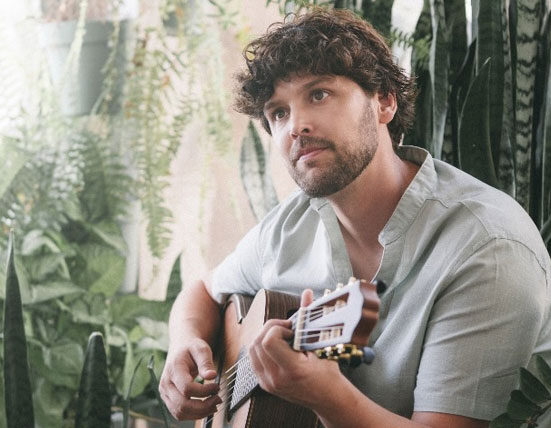 Teatro Cesgranrio apresenta Hugo Branquinho “Entre Versões e Canções” Música