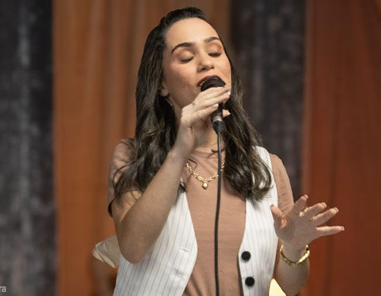 “Dia e Noite”, Lílian Marinho lança sua carreira como intérprete, pela Uni Records Geral