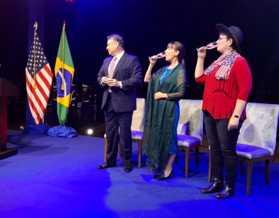 Festa da Independência dos EUA encanta convidados com show country e churrasco brasileiro Rio de janeiro