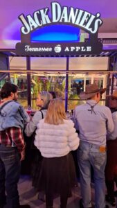 Festa da Independência dos EUA encanta convidados com show country e churrasco brasileiro Colunismo Social