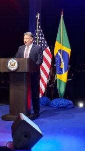 Festa da Independência dos EUA encanta convidados com show country e churrasco brasileiro Colunismo Social