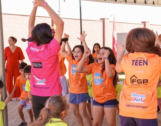 Condomínios fechados realizam colônias de férias para as crianças Teatro
