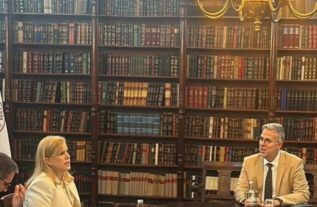 Ana Tereza Basílio com o presidente da OAP, em Lisboa Rio de janeiro