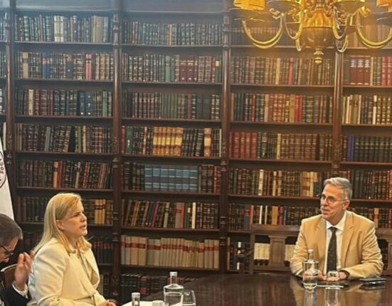 Ana Tereza Basílio com o presidente da OAP, em Lisboa Rio de janeiro