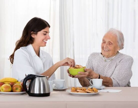 Violência contra idosos também está no prato: veja sinais de negligência nutricional segurança