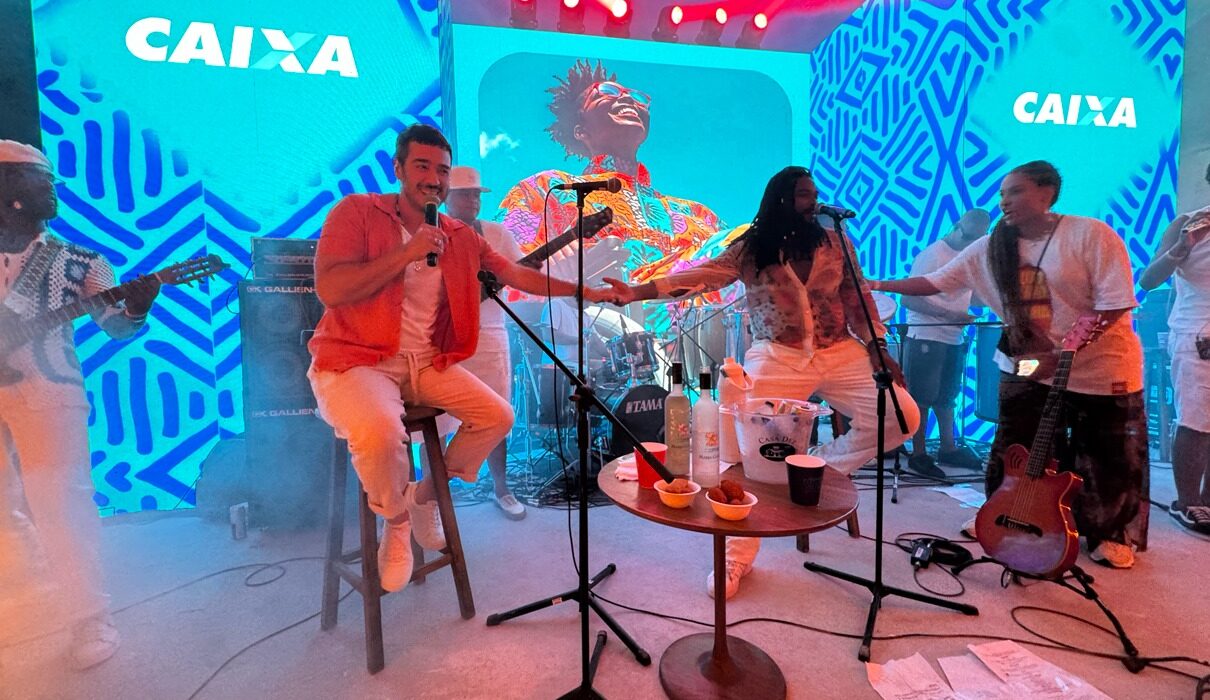 Suco de Bahia e Marcos Veras juntos num sunset do Hidden Brasília Exposição