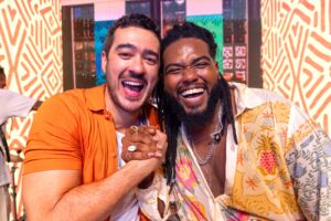 Suco de Bahia e Marcos Veras juntos num sunset do Hidden Brasília Diversão