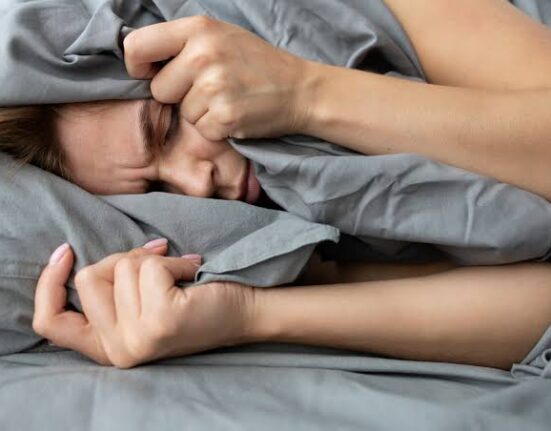 Sono ruim, quedas e declínio cognitivo: neurologista alerta para a ligação entre os fatores que ameaçam a qualidade de vida na maturidade Teatro