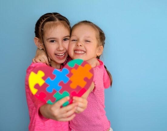 Leis avançam, mas autistas adultos continuam invisíveis no Brasil, aponta estudo Saúde