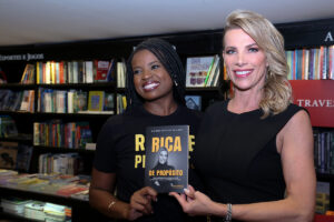 Alta sociedade prestigia lançamento de “Rica de Propósito”, de Michele Bouvier Sollack, na Livraria Travessa do BarraShopping Cultura