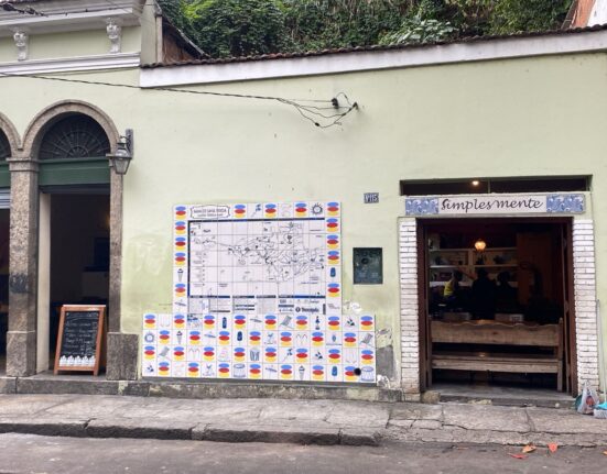 Comerciantes patrocinam o restauro do novo mapa de Santa Teresa Rio de janeiro