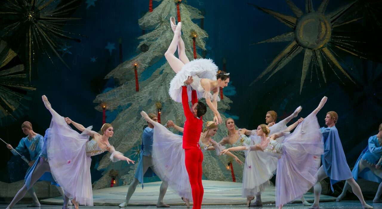 Ballet Clássico de São Petersburgo traz ao Brasil  “O Quebra-Nozes com participação de Alexander Volchkov” dança