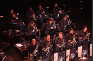 Ed Motta e Orquestra MPBJazz, no palco do Qualistage Diversão