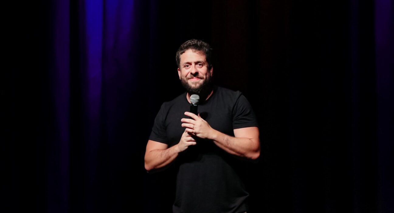 Espetáculo reúne textos inéditos de stand-up e o sucesso “Webbullying” Maurício Meirelles leva novo show ao Qualistage  Diversão