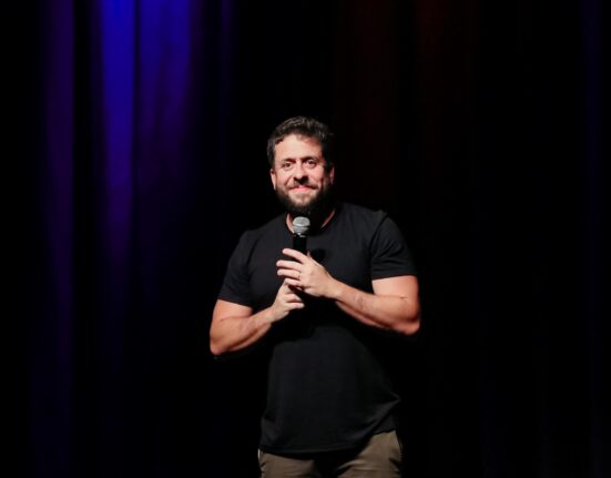 Espetáculo reúne textos inéditos de stand-up e o sucesso “Webbullying” Maurício Meirelles leva novo show ao Qualistage  Rio de janeiro