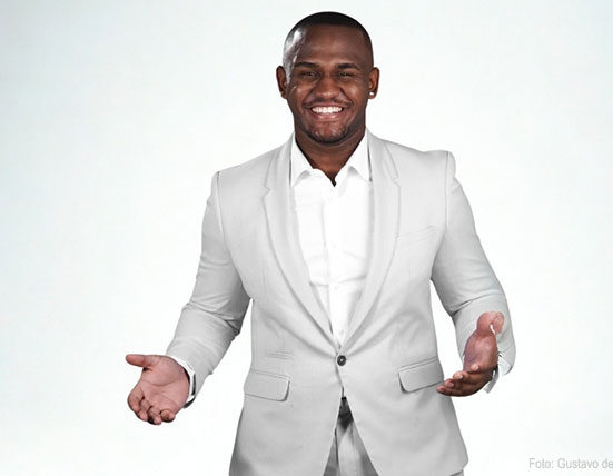 Com seu dom e talento único, o jovem cantor e compositor VJota, conquista o público Religião