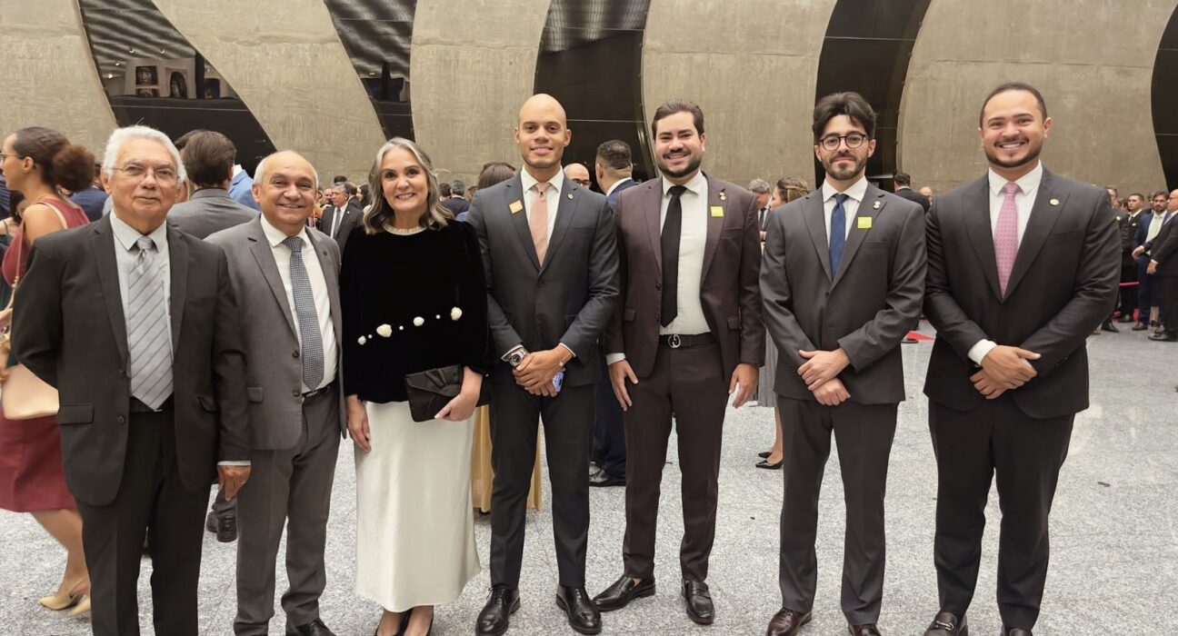 Catalão testemunhou nesta quarta-feira (3) a assinatura da Ordem de Serviço para a duplicação da GO-330, obra aguardada há mais de quatro décadas pela região. A primeira etapa contemplará 11,7 km entre Catalão e o entroncamento com a GO-305, com investimento inicial superior a R$ 149 milhões. A solenidade reuniu o vice-governador Daniel Vilela, o presidente da Goinfra Pedro Sales, o secretário de Infraestrutura Adib Elias, além dos prefeitos de Catalão, Velomar Rios, e de Ipameri, Jânio Pacheco, entre outras lideranças. O momento de maior destaque ficou por conta do deputado estadual Jamil Calife (PP), que não conteve a emoção ao relembrar a luta de mais de dois anos e meio para viabilizar o projeto. “É um dos dias mais importantes da história da nossa região. Eu confesso que estou muito feliz, não como parlamentar, mas como cidadão catalano”, declarou. Em seu discurso, o parlamentar também criticou o descaso histórico com a obra. “Presidentes da Assembleia, alinhados com o Governo do Estado, nunca olharam para uma obra como essa. Ceifaram o futuro dessa região, que já foi a mais importante do nosso estado de Goiás”, afirmou. Para Calife, o início das obras representa mais que uma conquista política: é uma reparação de dívidas passadas e um marco de desenvolvimento para Catalão, Ipameri e todo o Sudeste Goiano. “O que vai acontecer nessa cidade vai ser um grande progresso, mas não só para mim. Vai ser para todos, e é isso que importa”, concluiu. Notícias