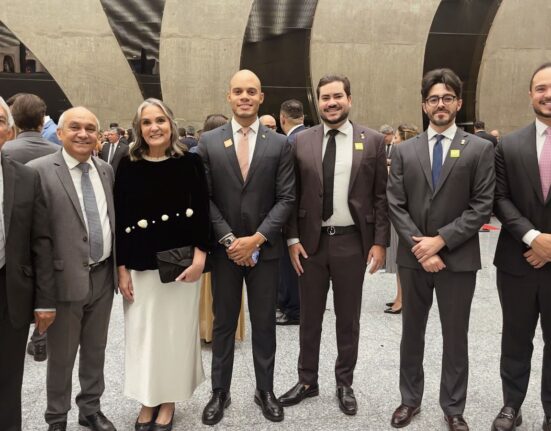 Catalão testemunhou nesta quarta-feira (3) a assinatura da Ordem de Serviço para a duplicação da GO-330, obra aguardada há mais de quatro décadas pela região. A primeira etapa contemplará 11,7 km entre Catalão e o entroncamento com a GO-305, com investimento inicial superior a R$ 149 milhões. A solenidade reuniu o vice-governador Daniel Vilela, o presidente da Goinfra Pedro Sales, o secretário de Infraestrutura Adib Elias, além dos prefeitos de Catalão, Velomar Rios, e de Ipameri, Jânio Pacheco, entre outras lideranças. O momento de maior destaque ficou por conta do deputado estadual Jamil Calife (PP), que não conteve a emoção ao relembrar a luta de mais de dois anos e meio para viabilizar o projeto. “É um dos dias mais importantes da história da nossa região. Eu confesso que estou muito feliz, não como parlamentar, mas como cidadão catalano”, declarou. Em seu discurso, o parlamentar também criticou o descaso histórico com a obra. “Presidentes da Assembleia, alinhados com o Governo do Estado, nunca olharam para uma obra como essa. Ceifaram o futuro dessa região, que já foi a mais importante do nosso estado de Goiás”, afirmou. Para Calife, o início das obras representa mais que uma conquista política: é uma reparação de dívidas passadas e um marco de desenvolvimento para Catalão, Ipameri e todo o Sudeste Goiano. “O que vai acontecer nessa cidade vai ser um grande progresso, mas não só para mim. Vai ser para todos, e é isso que importa”, concluiu. Eventos