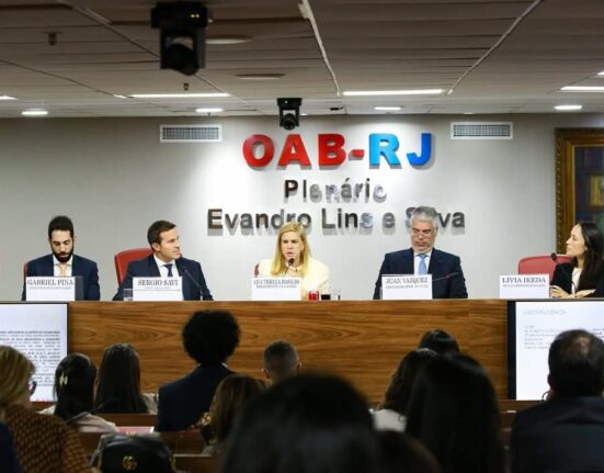 Seminário sobre Recuperação de Empresas dança